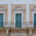 ...che dividono la vasta serie di finestre, alcune con architravi decorati con conchiglie e volute